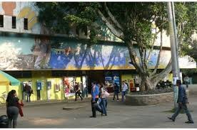 campus estudiantes caminando